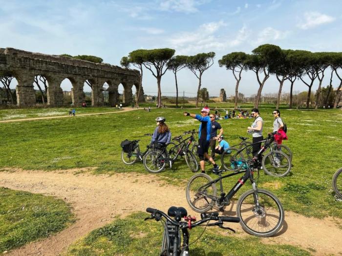 Appian Way Guided E-Bike Tour with Market Lunch